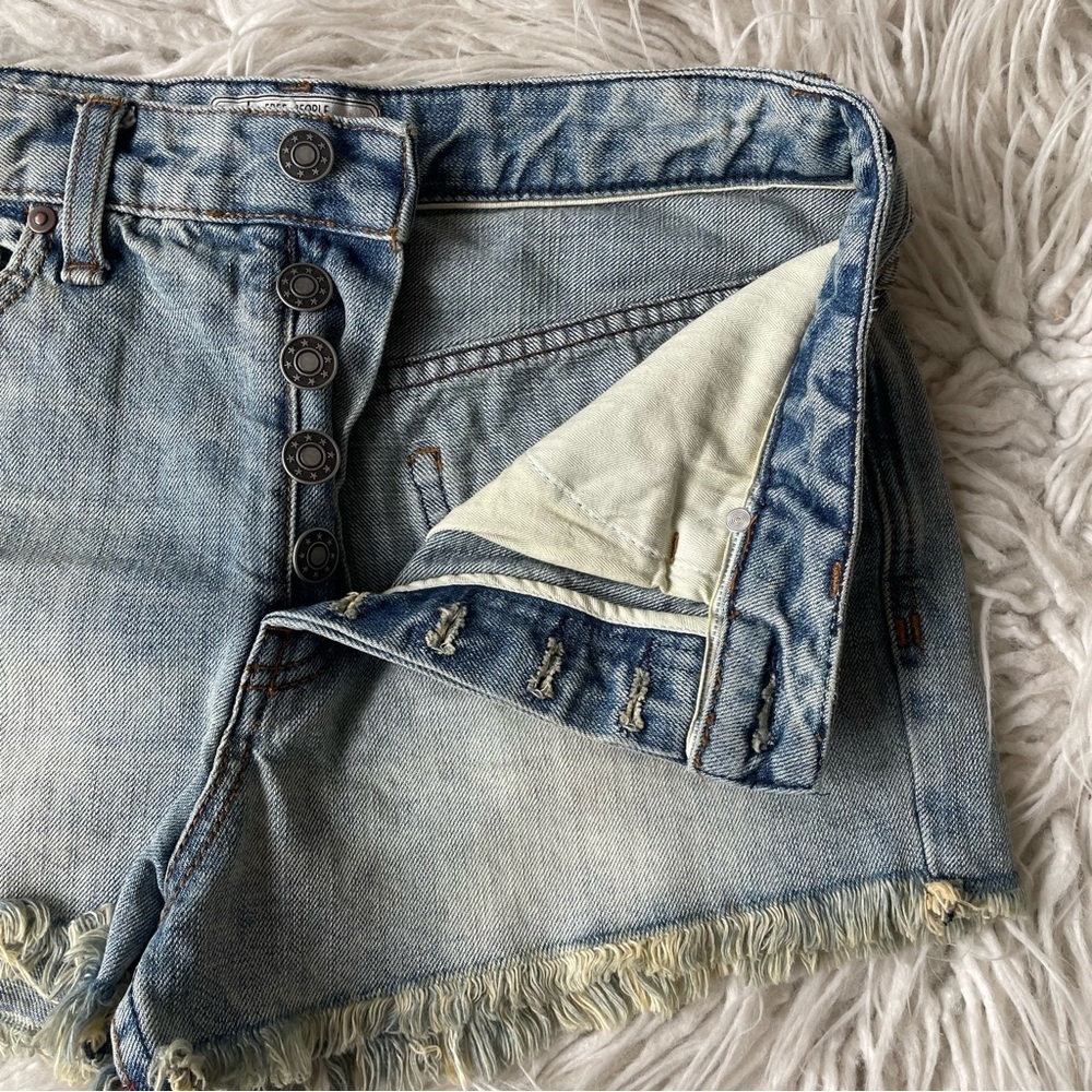 Free People Rock Denim Uptown Camp Blue Mid Rise Cut Off Jean Shorts EUC Size 27 - Picture 4 of 8